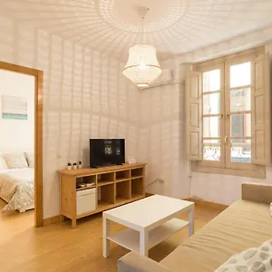 https://acogedor-apartamento-en-el-centro-historico-de-malaga-mitjana.hotelsinnerja.org
